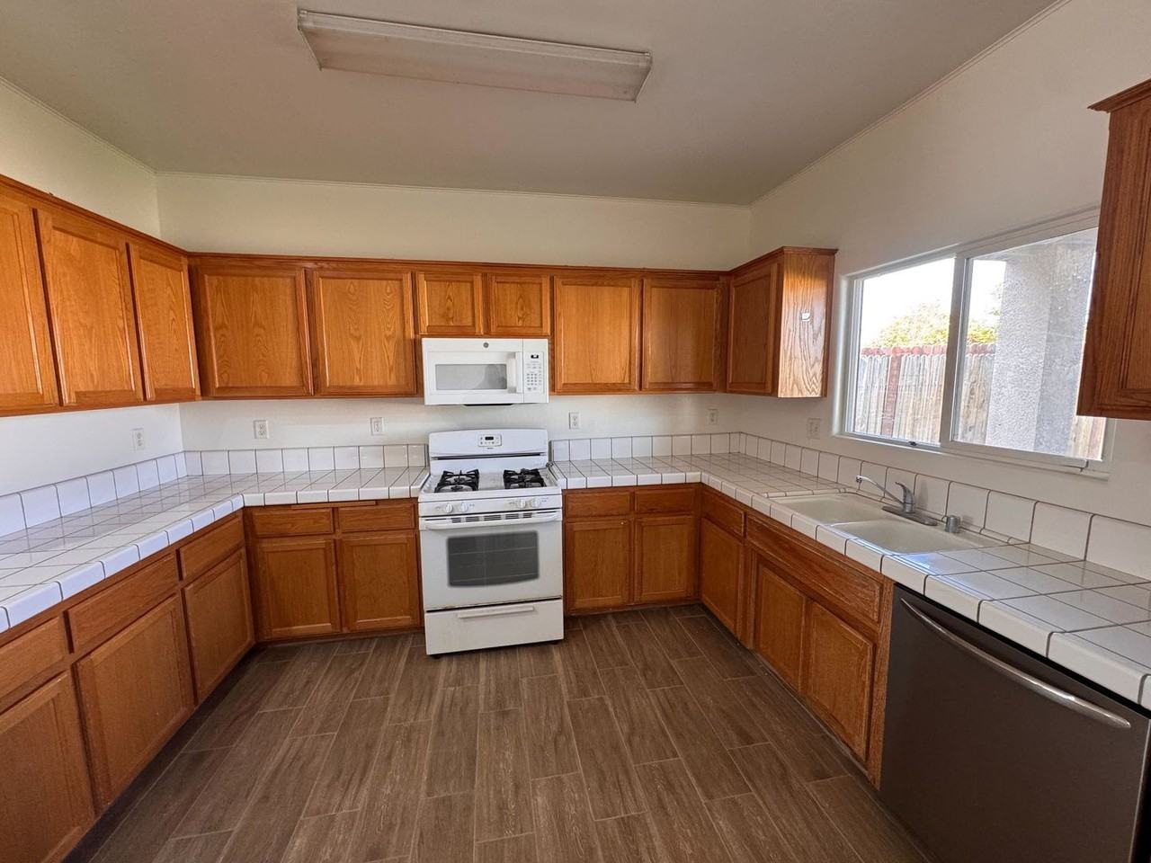 716 New Zealand Dr - Photo 5 of 16