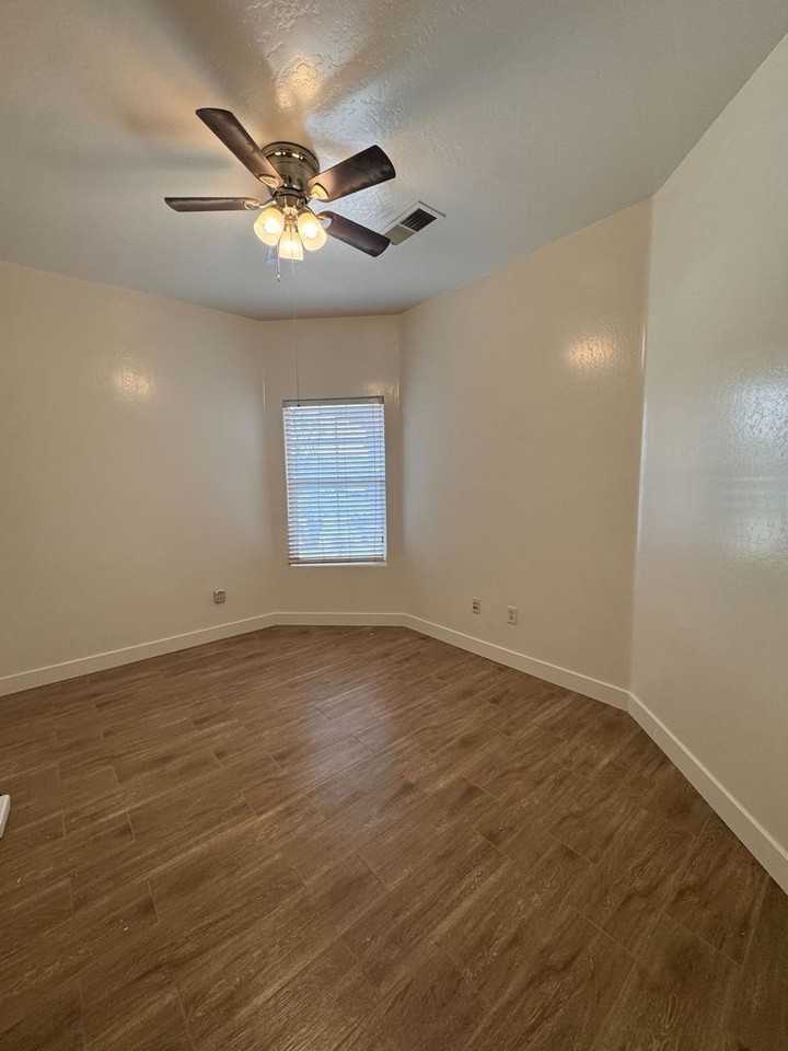 716 New Zealand Dr - Photo 7 of 16