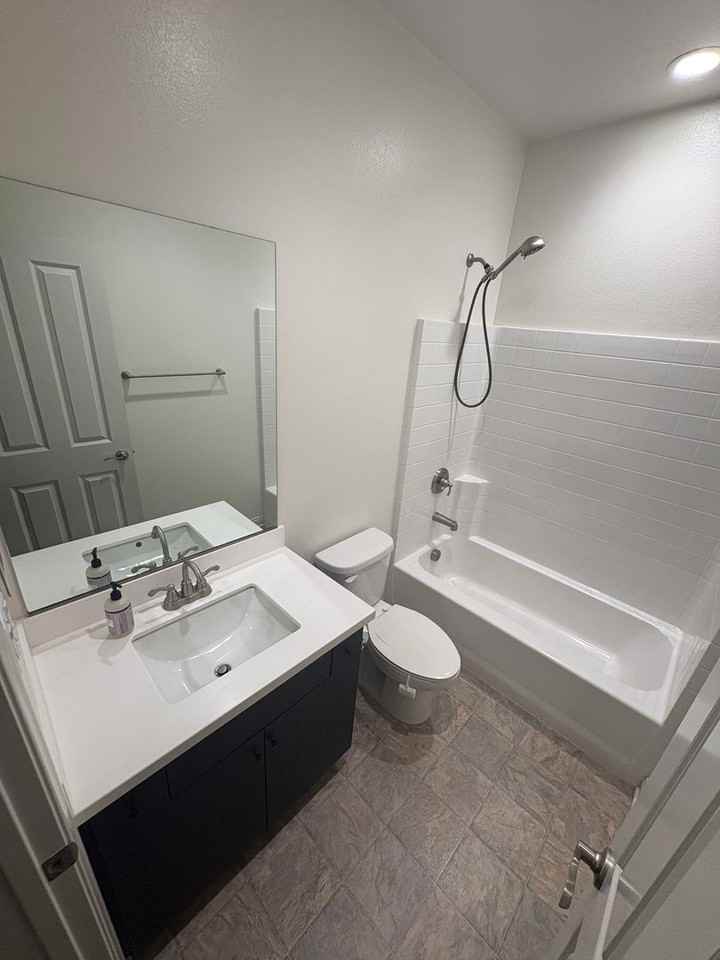 1028 18th St - Photo 7 of 34