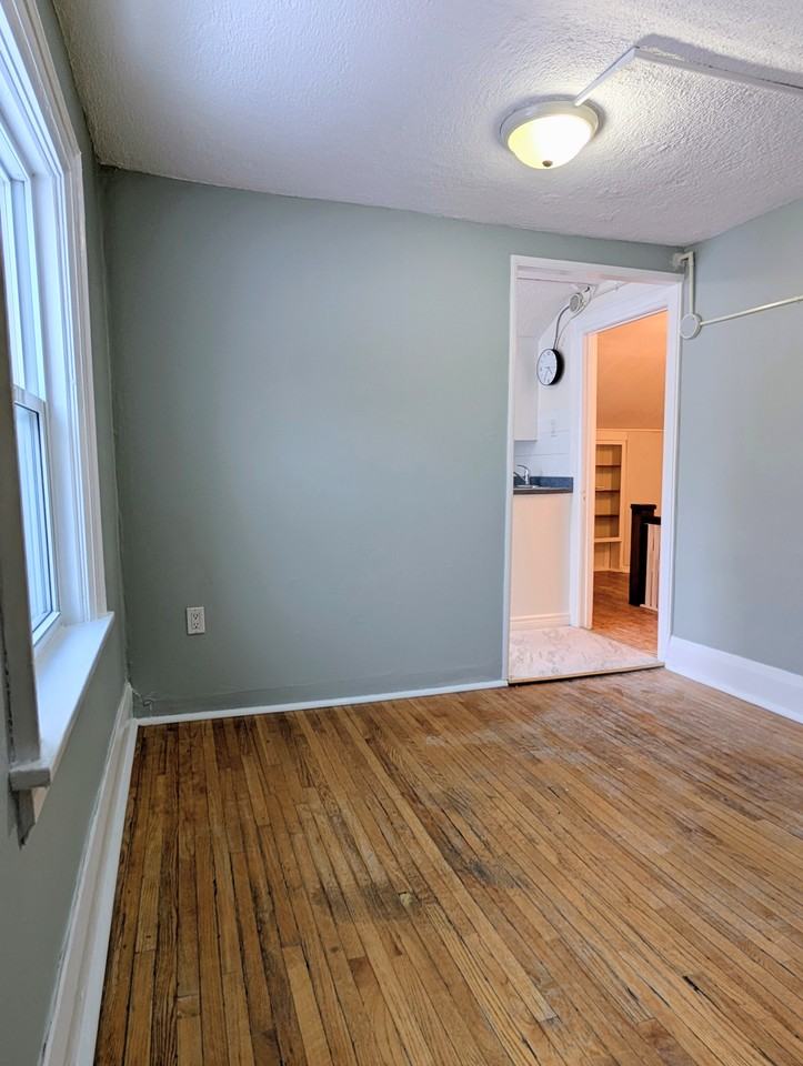 164 Centre Street North - Photo 3 of 10