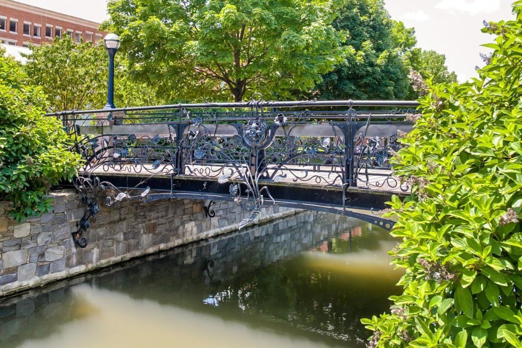 333 Madison St - Photo 7 of 11