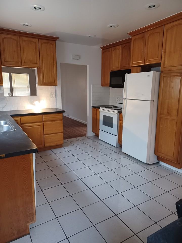 3129 64th Ave - Photo 2 of 6