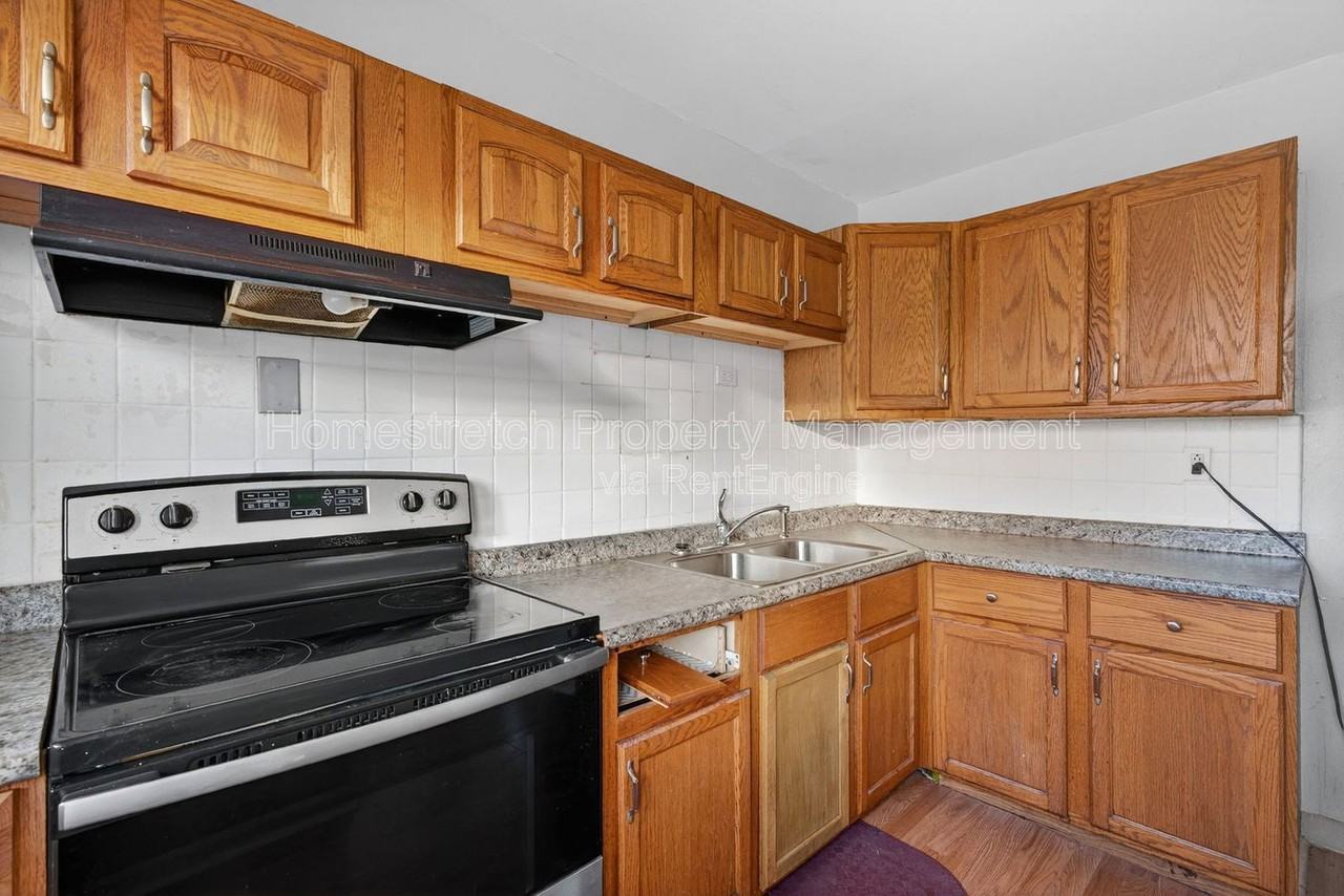 9855 Medford Dr - Photo 7 of 30