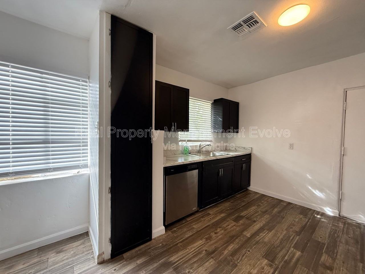 3422 E Taylor St - Photo 5 of 20