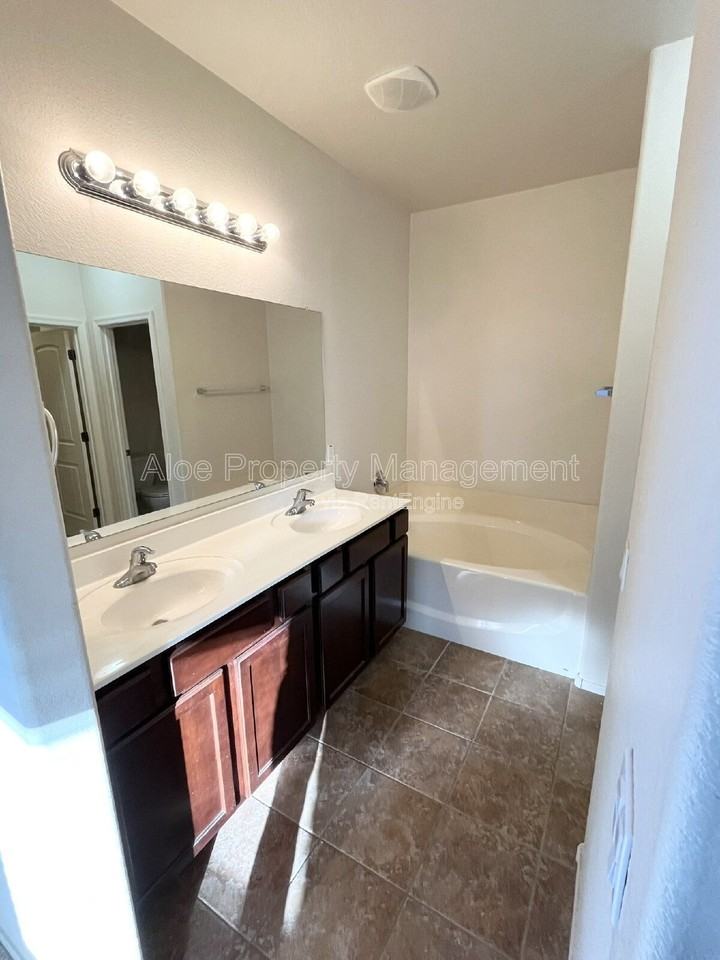 36414 W Barcelona Ln - Photo 6 of 12