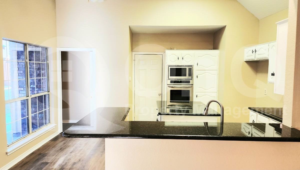 1716 Seminary Dr - Photo 4 of 17