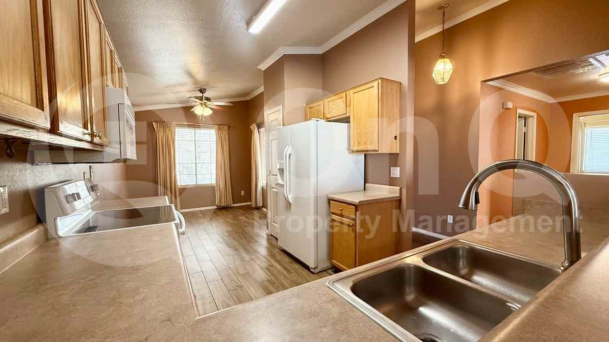 10610 W Hughes Dr - Photo 4 of 19