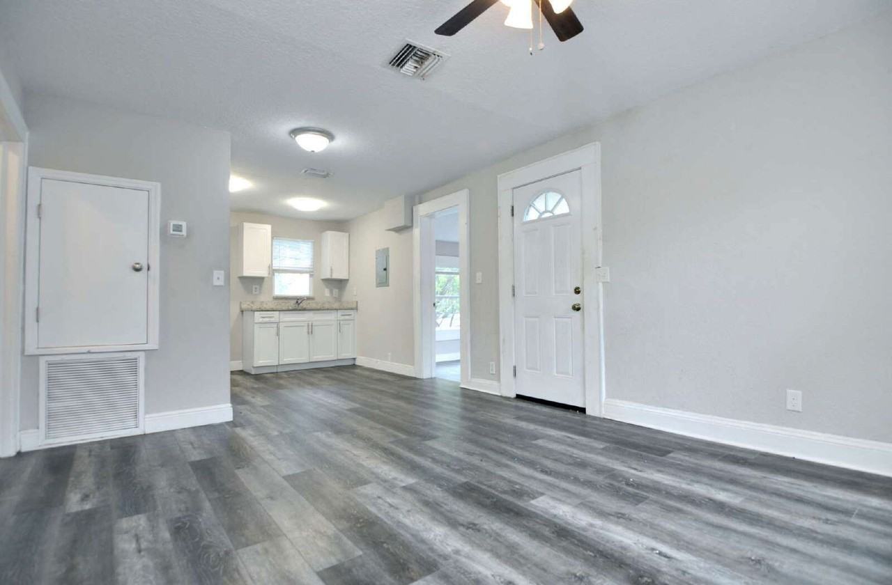 912 Hart St #B - Photo 7 of 24