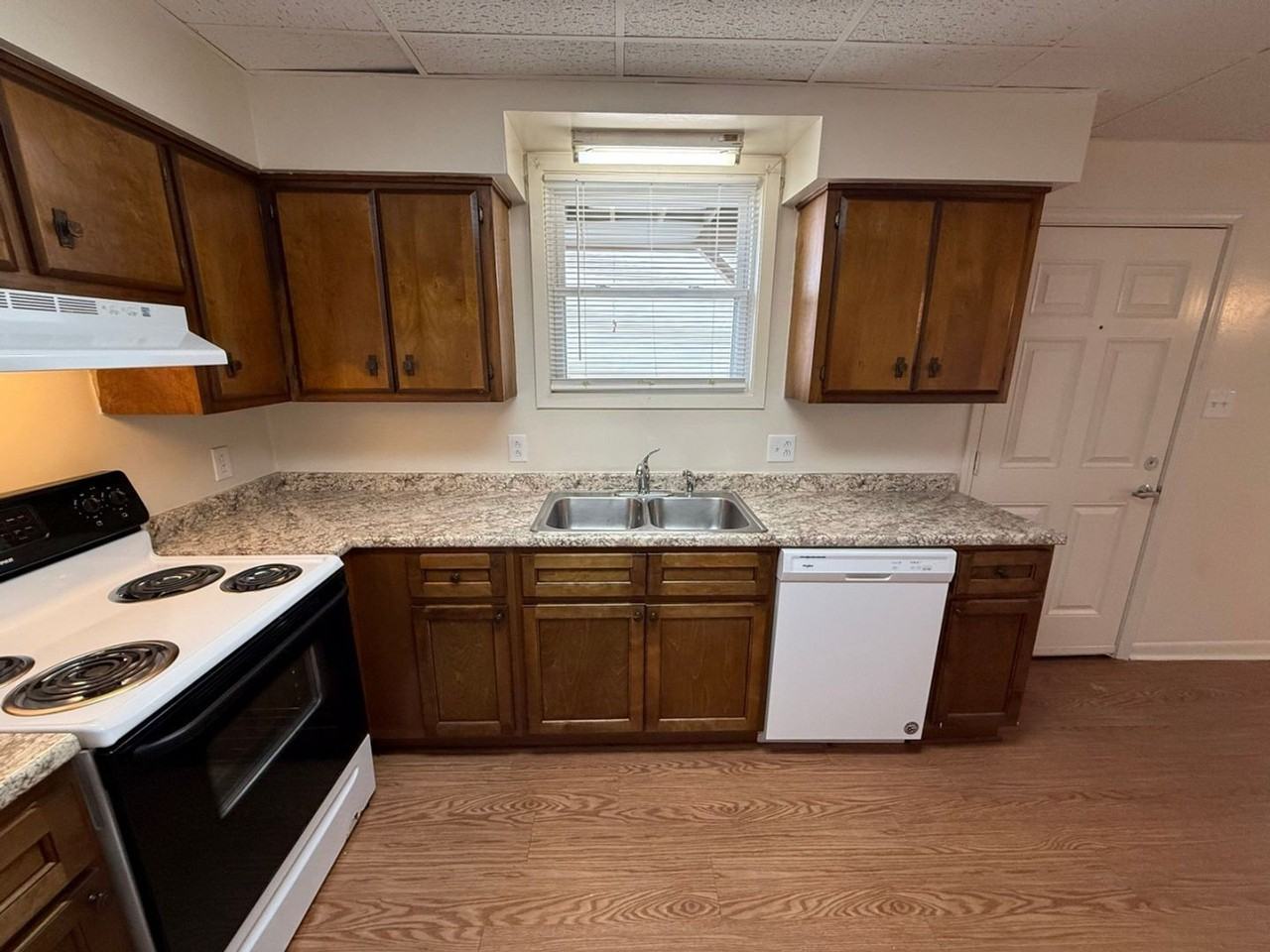 3607 Lark Cir #E - Photo 3 of 16