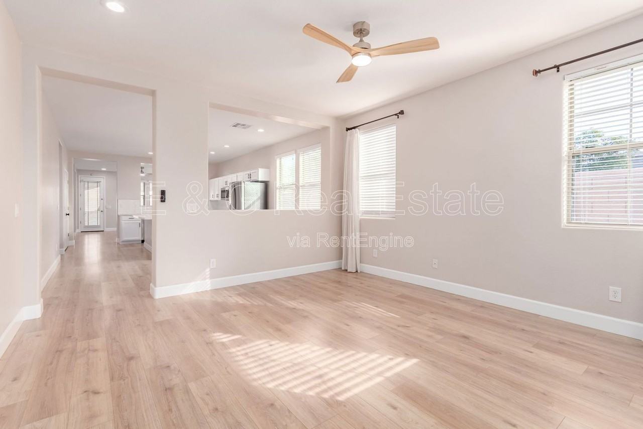 868 E Zesta Ln - Photo 3 of 30