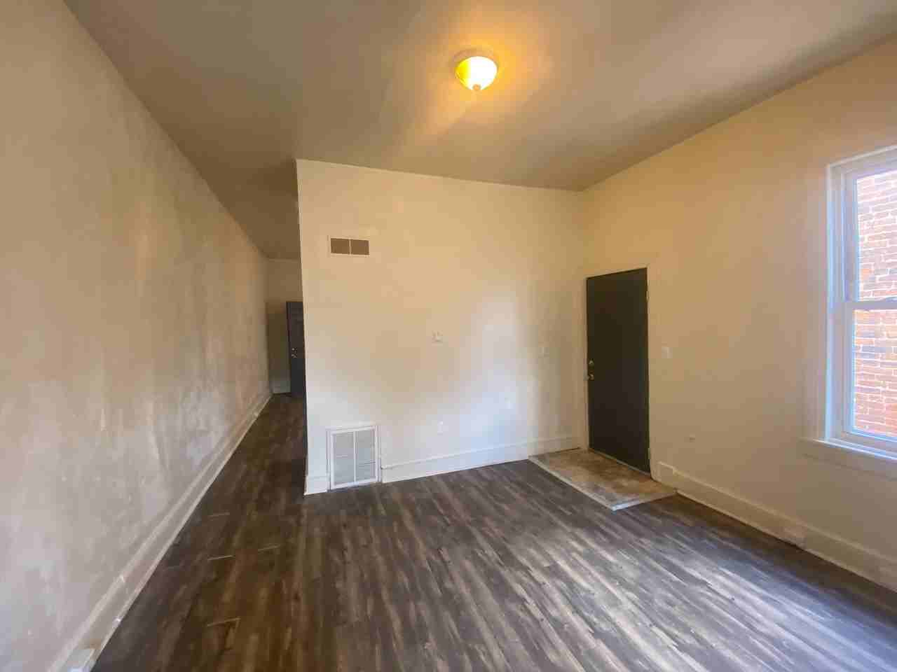 402 E Market St #2R - Photo 5 of 13