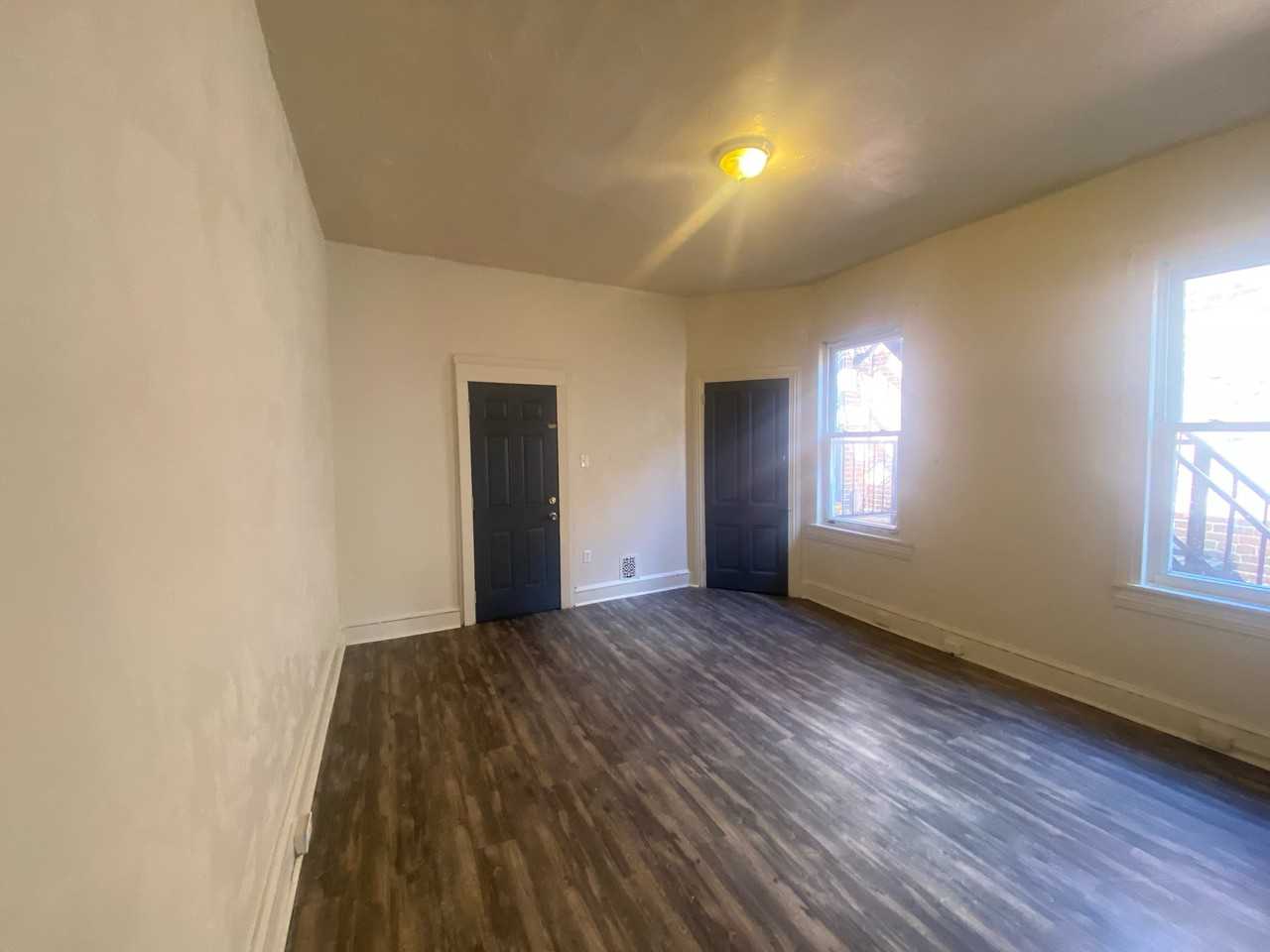 402 E Market St #2R - Photo 3 of 13