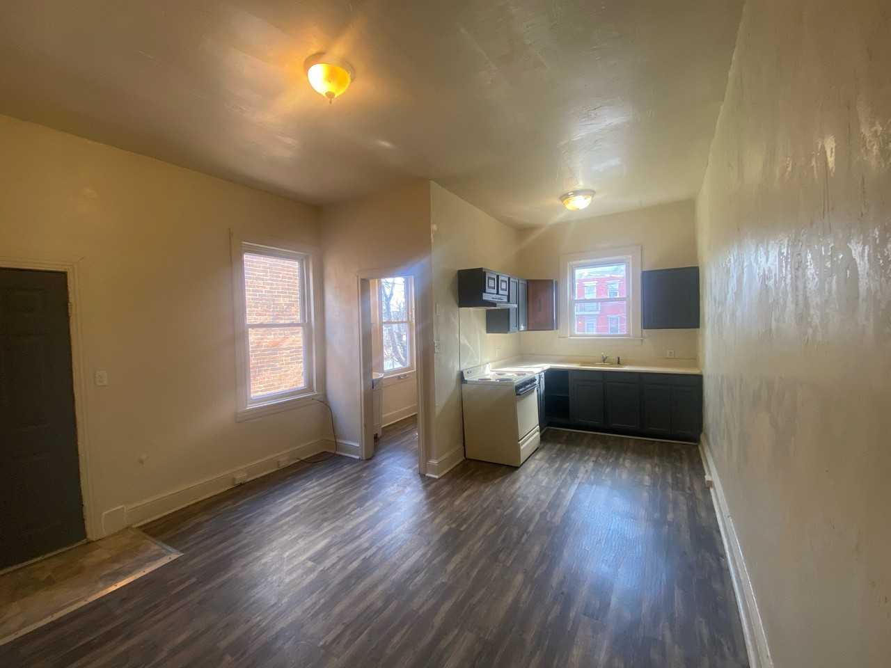 402 E Market St #2R - Photo 2 of 13