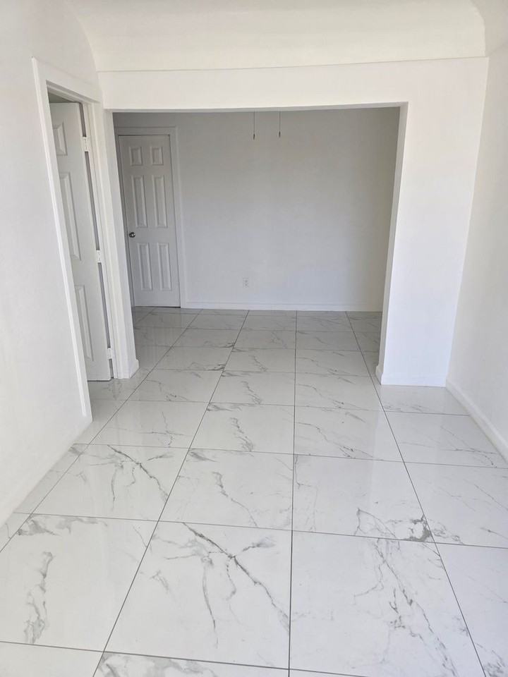 332 W Illinois St #2 - Photo 3 of 26