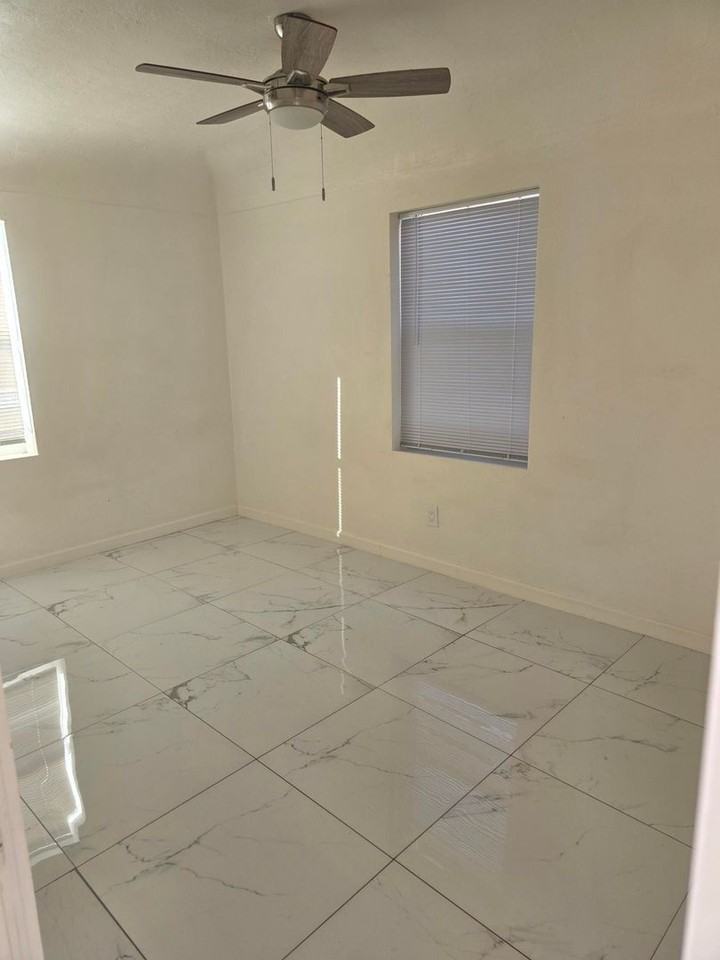 332 W Illinois St #2 - Photo 6 of 26