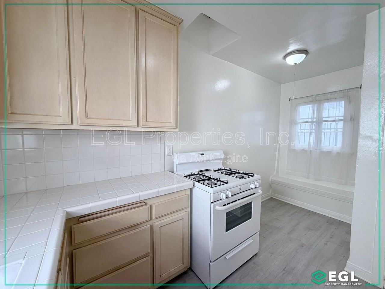 807 N Martel Ave - Photo 6 of 10