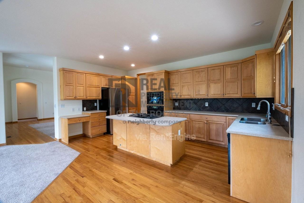 5436 Hunter Dr - Photo 4 of 39