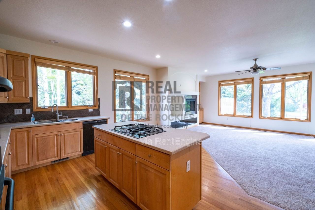 5436 Hunter Dr - Photo 5 of 39