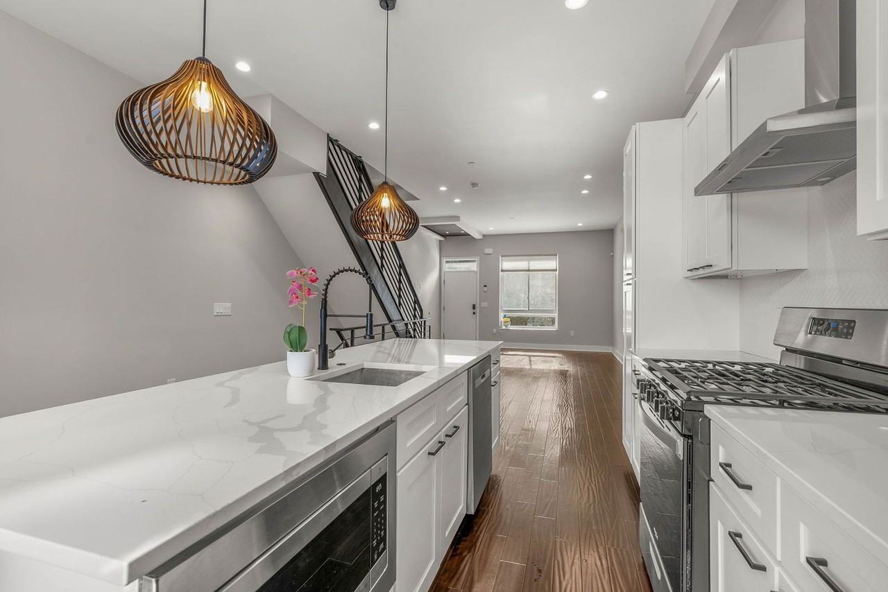 1645 W Cabot St - Photo 2 of 32