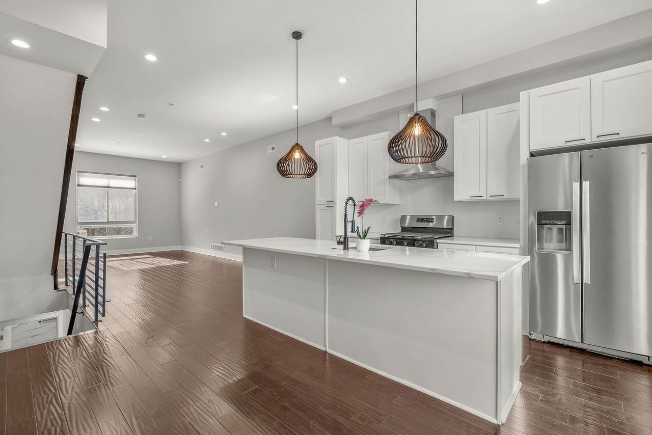 1645 W Cabot St - Photo 3 of 32