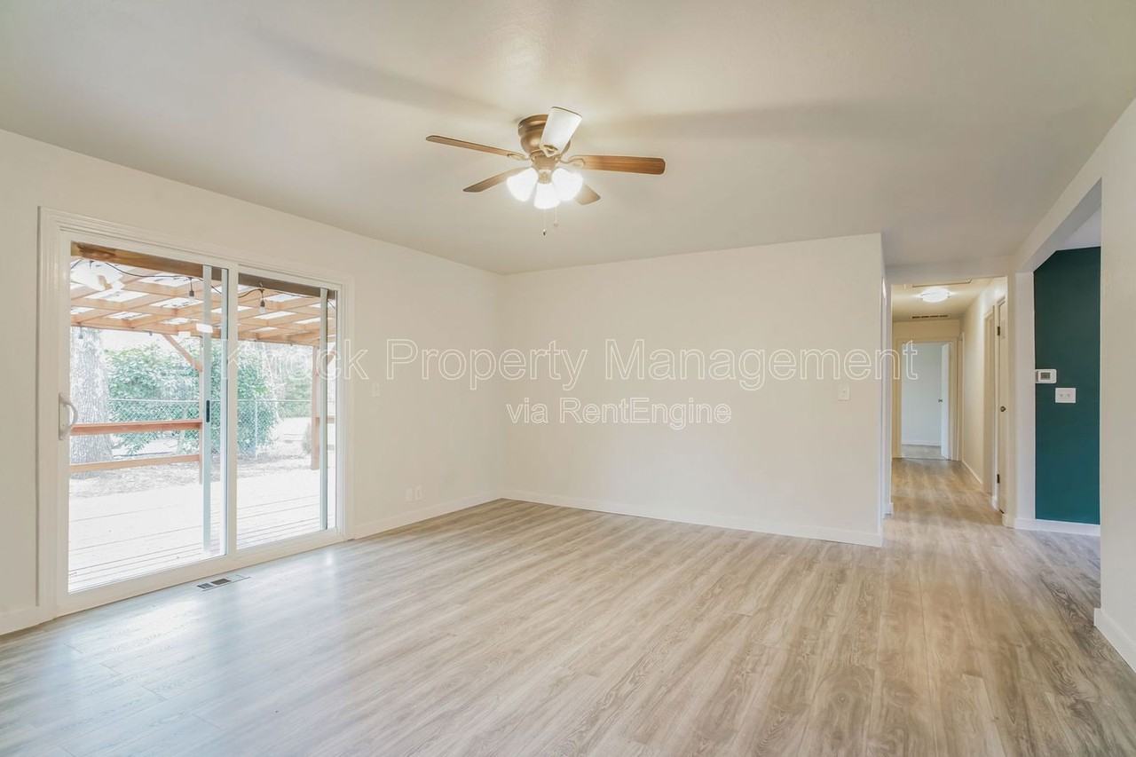 4906 Se 108th Ave - Photo 4 of 16