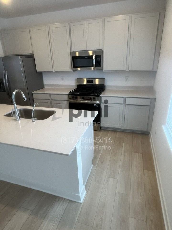 10819 Gate Cir - Photo 3 of 46