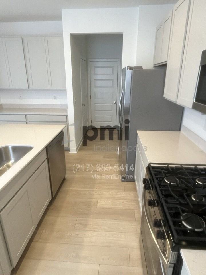 10819 Gate Cir - Photo 4 of 46