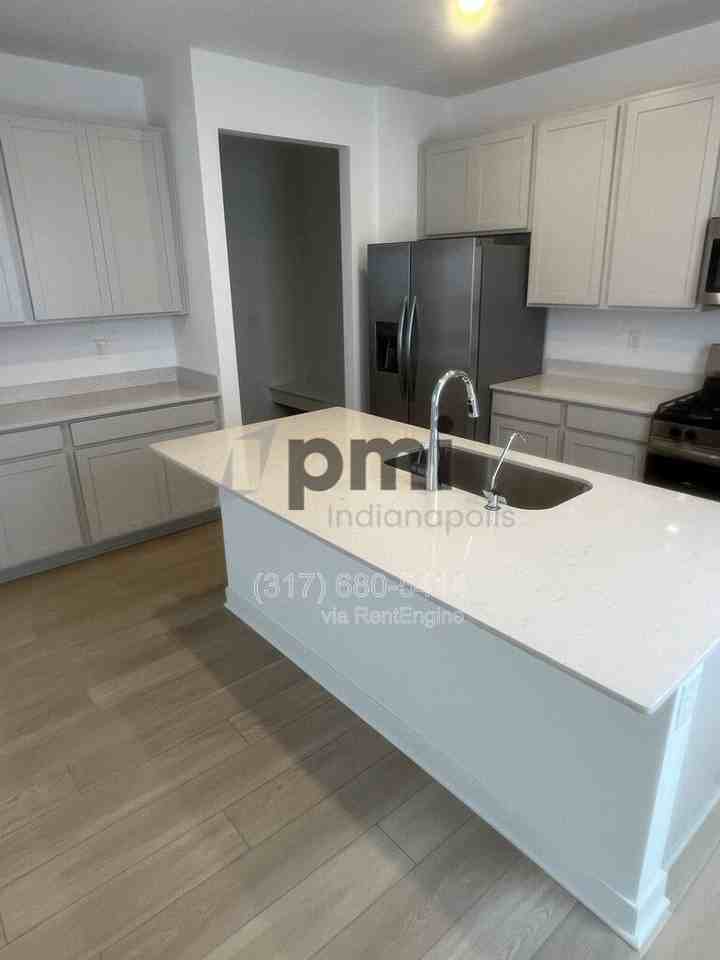 10819 Gate Cir - Photo 5 of 46