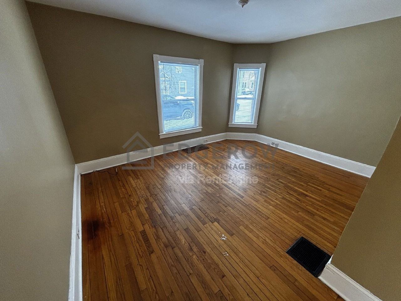 1010 Helen St Ne - Photo 3 of 10