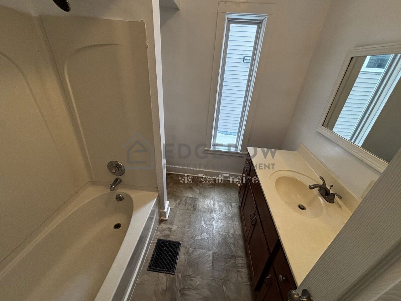 1010 Helen St Ne - Photo 4 of 10