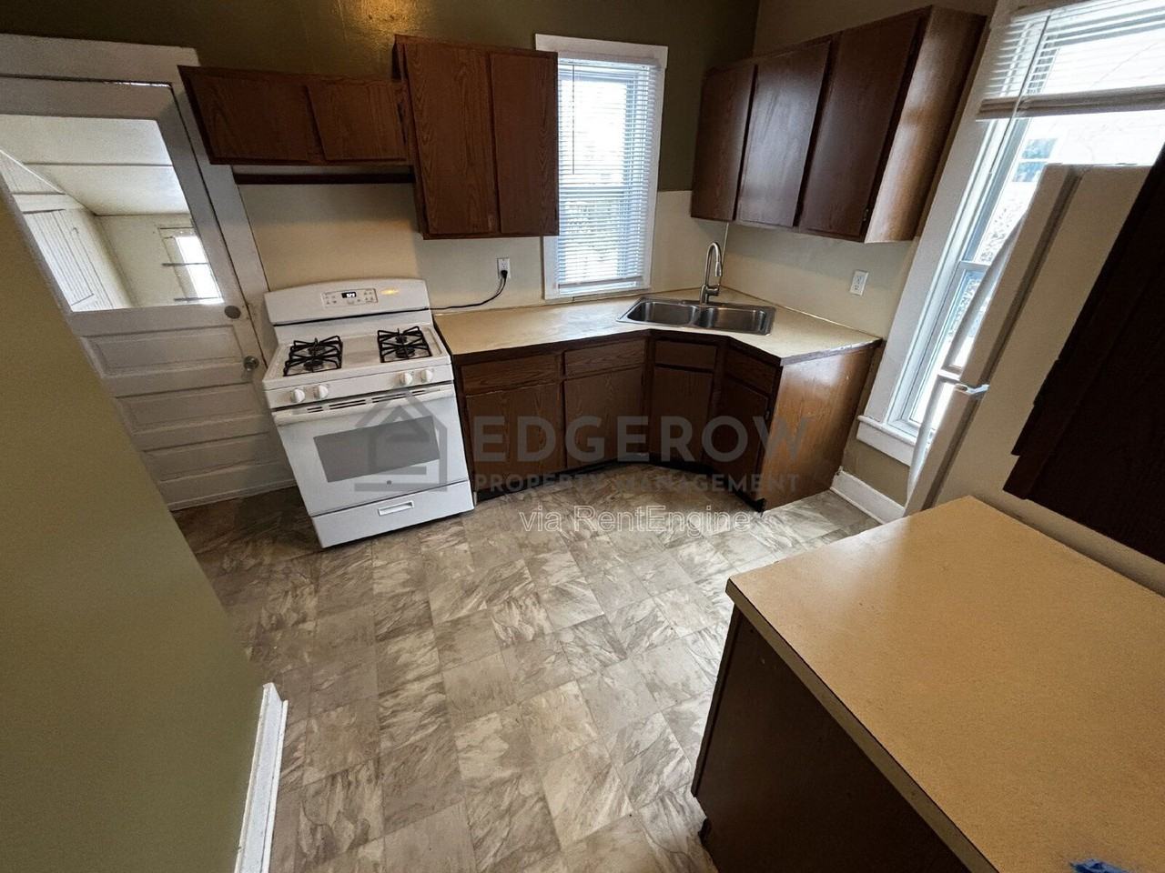 1010 Helen St Ne - Photo 5 of 10