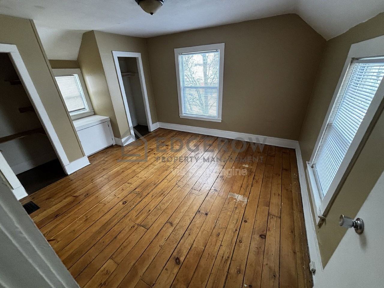 1010 Helen St Ne - Photo 6 of 10