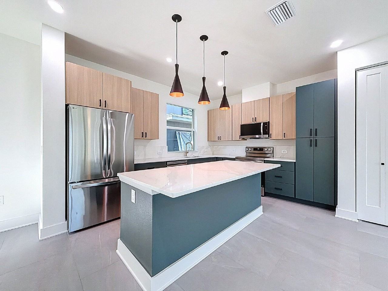 334 14th St N - Photo 3 of 43