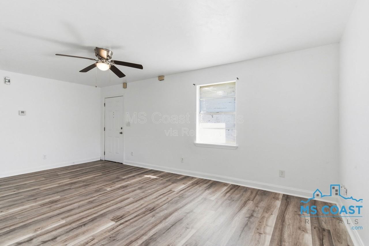 3007 Meteor St - Photo 4 of 19