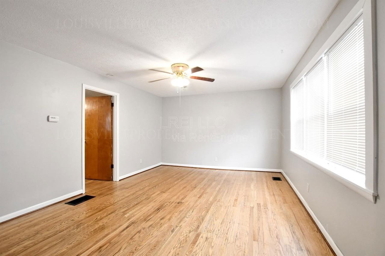 170 Gillette Ave #A - Photo 3 of 18