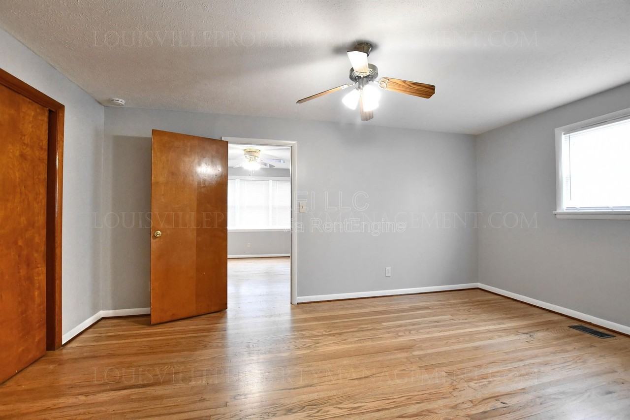 170 Gillette Ave #A - Photo 5 of 18