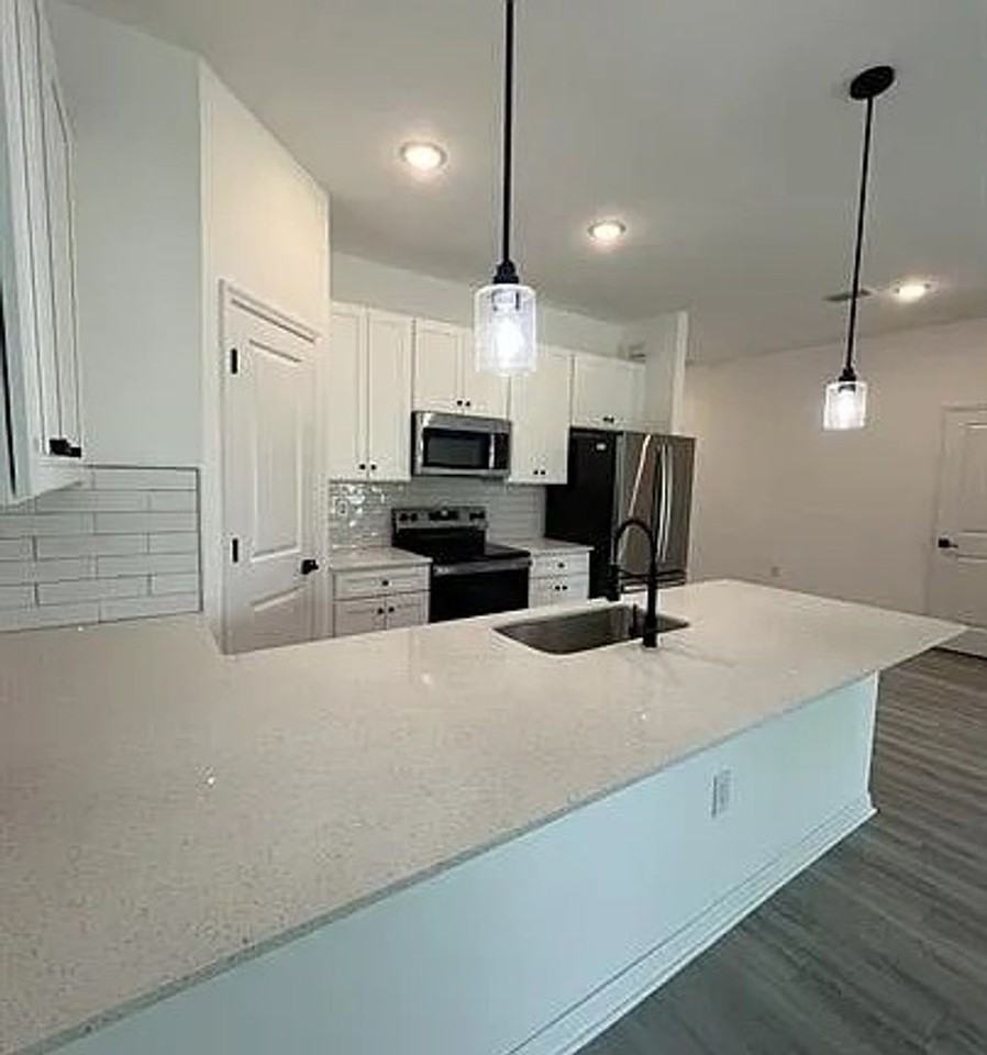 4697 Golfview Blvd - Photo 3 of 11