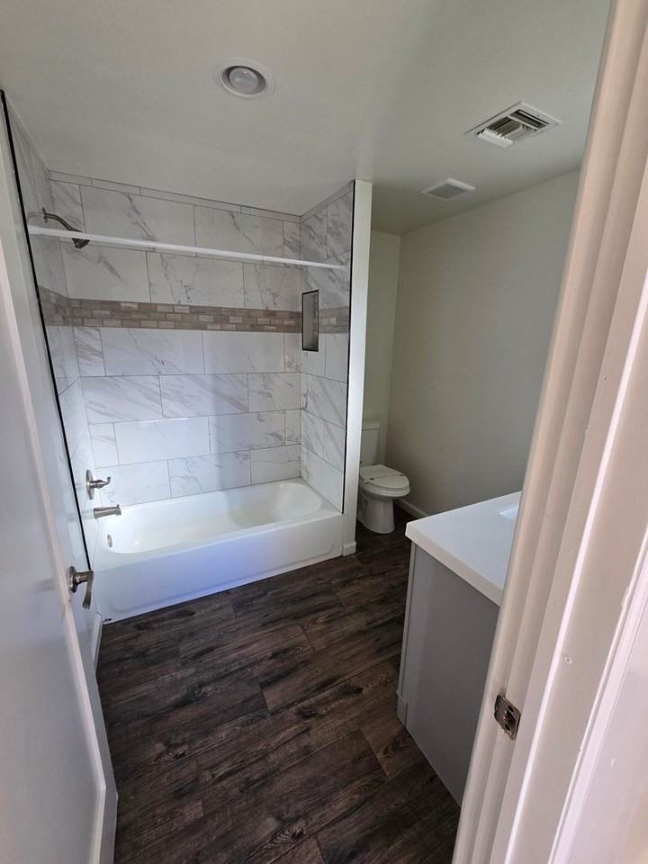 332 W Illinois St #3 - Photo 6 of 27