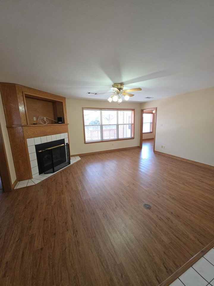 801 S Phoenix Ave - Photo 2 of 24