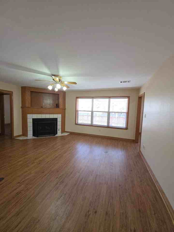 801 S Phoenix Ave - Photo 3 of 24