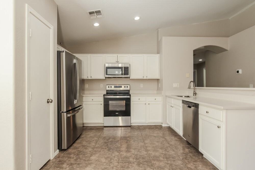 5727 S 17th Ave - Photo 7 of 16