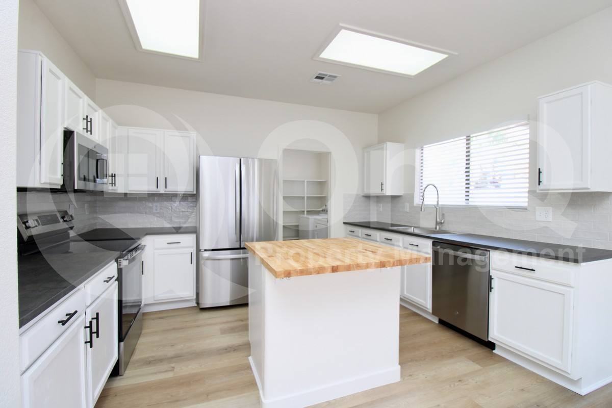 5756 E Flossmoor Cir - Photo 3 of 10