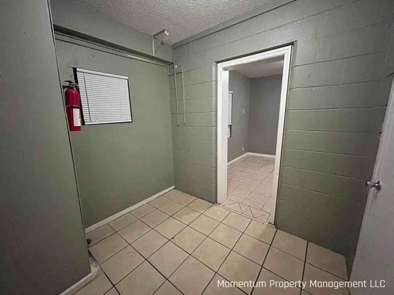 1120 Austin St - Photo 6 of 8