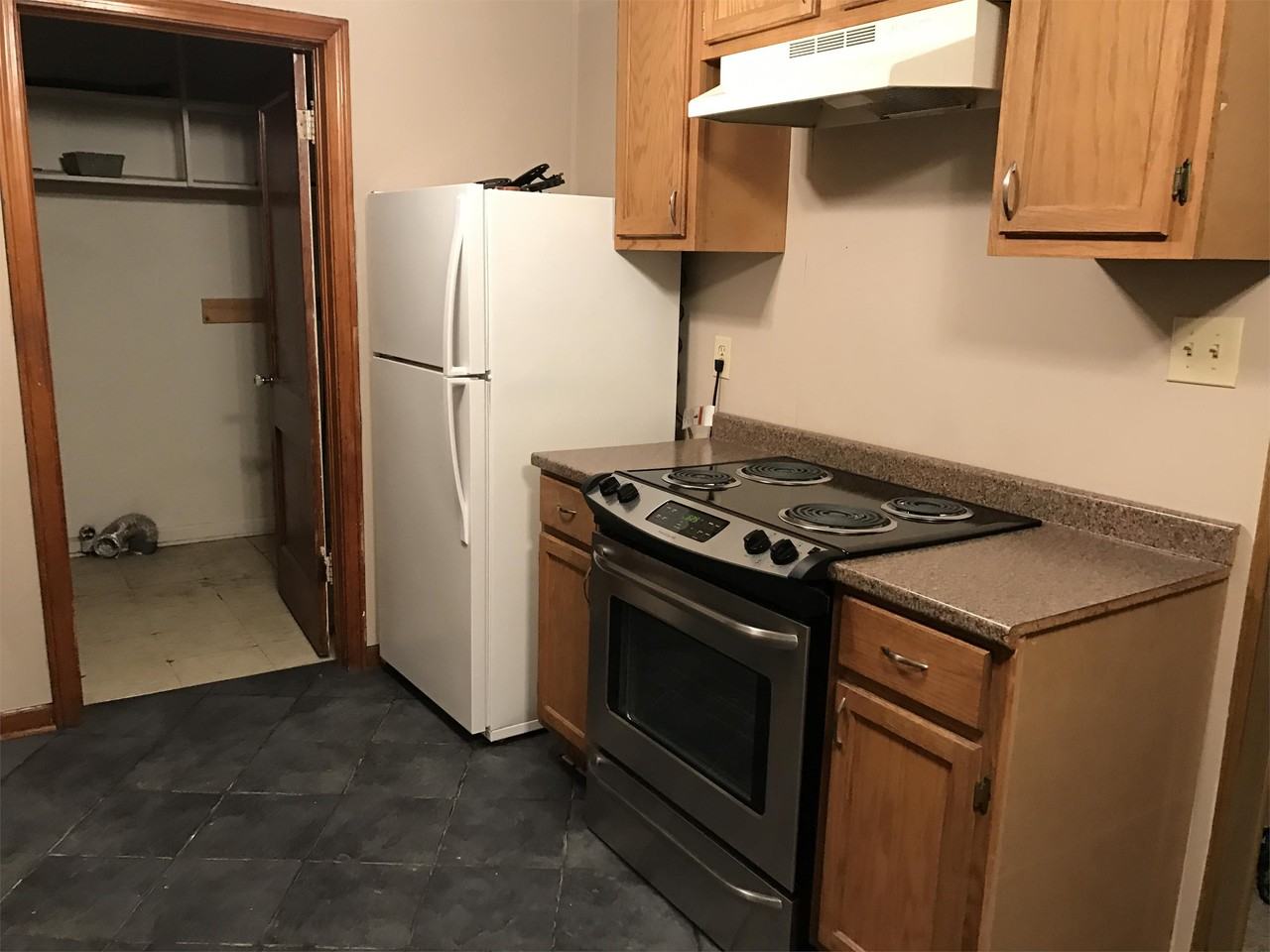 2212 E Ward St - Photo 3 of 10