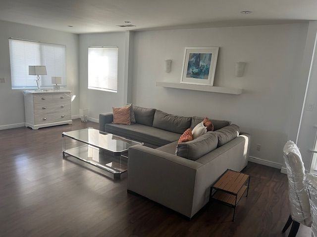 1625 Wellesley Ave - Photo 3 of 7