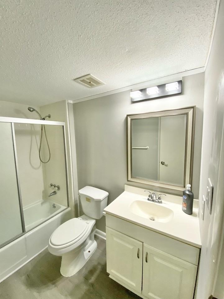 405 Marshall Ct Nw #8 - Photo 4 of 6