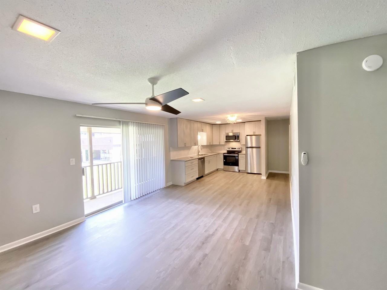 405 Marshall Ct Nw #8 - Photo 3 of 6