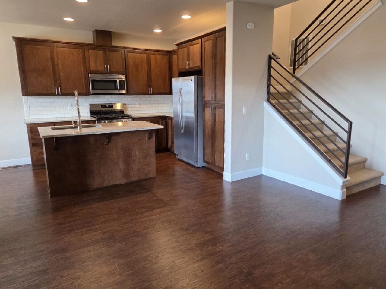 955 Camelot Dr - Photo 2 of 20