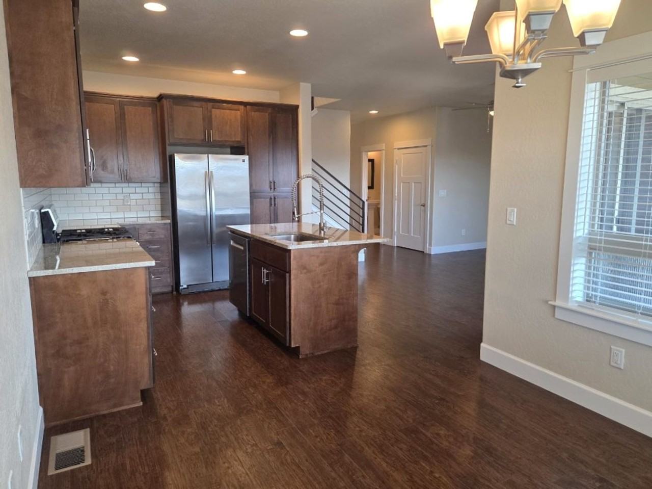 955 Camelot Dr - Photo 7 of 20