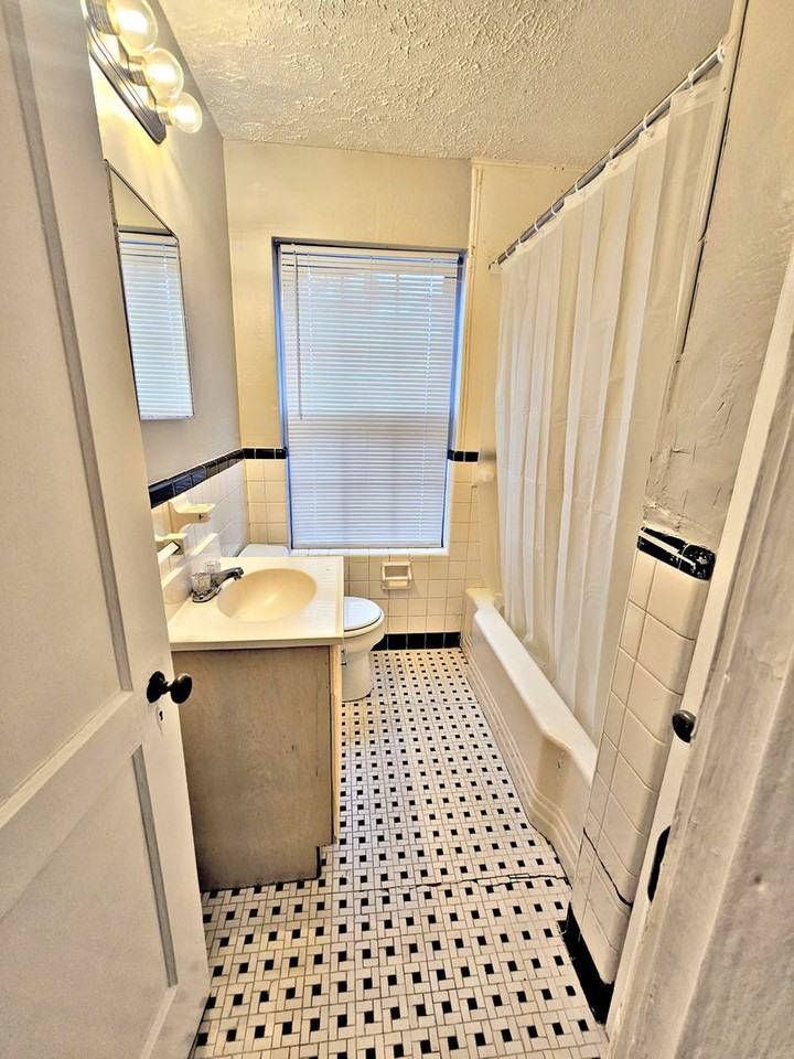 (RCH-1) Grant Street Apartments - Photo 3 of 13